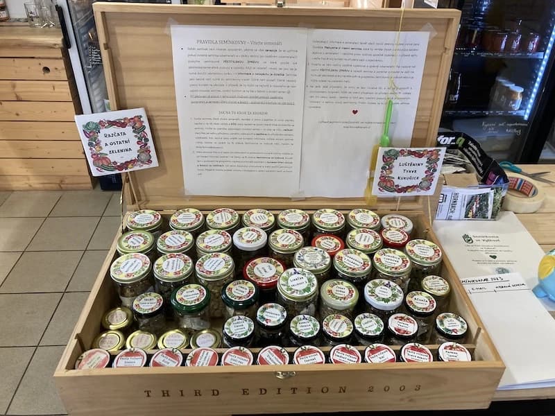 Seminkovna - krabice plná malých zavařovacích skleniček s osivem